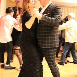 Föhnfarisur trifft Schulterpolster - Das Motto dieses Festes