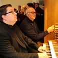 Martin Kaltenbrunner an der Orgel in der Pfarrkirche Alberndorf - unterstützt von seinem Lehrer Wolfgang Kreuzhuber