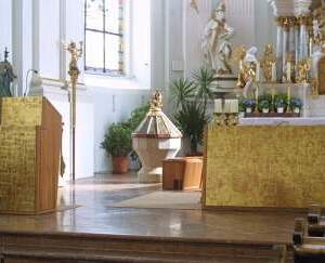 Das Siegerprojekt von Siegrun Appelt und Anna Wickenhauser Birnenholzeinrichtung mit transparentem Blattgold