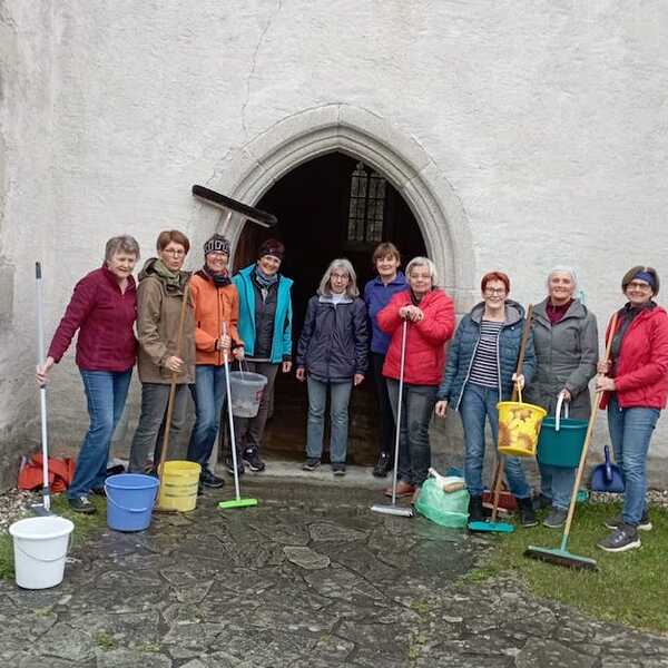 Fleißige „Bienen“ beim Kirchenputz