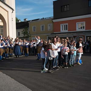 Fulminante Begrüßung vor der Kirche