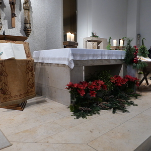 Weihnachtlich geschmückte Kirche in Kleinmünchen