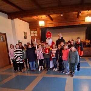 Nikolo mit Kinder in Gruppe.