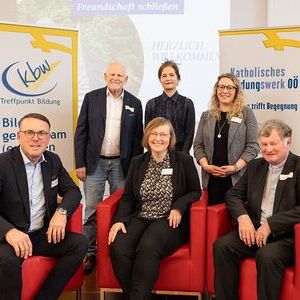 v.l. (vorne): LAbg. Günther Lengauer (ÖVP); Michaela Wagner, Leiterin KBW-Treffpunkt Bildung; Bischof Manfred Scheuer; hinten v.l. (stehend): Referent Bruno Buchberger; Referentin Natalie Knapp: Melanie Wurzer, Leiterin Katholisches Bildungswerk.