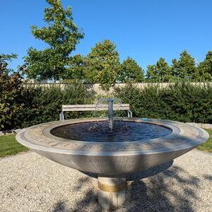 Brunnen Aufschrift: „Was man tief in seinem Herzen besitzt, kann man nicht durch den Tod verlieren“