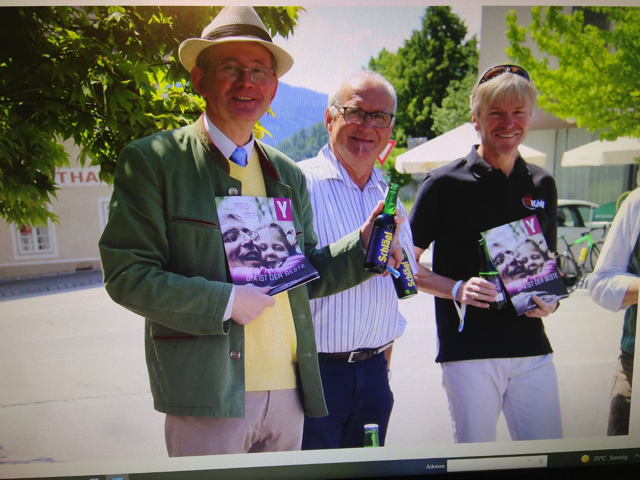 Drei Männer mit dem Männermagazin Ypsilon in der Hand