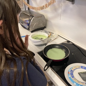 Beim Palatschinken backen