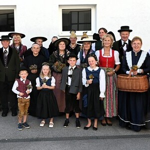 Gruppenfoto der Trachtengruppe Inzersdorf, mit Landtagsabgeordneten Doris Staudinger, sowie Vizebürgermeister und Bürgermeister Bernhard Winkler-Ebner