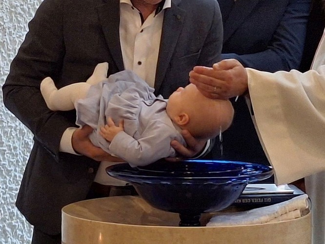 Ein Baby wird getauft