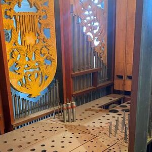 ... ist die Vororgel noch ziemlich leer.