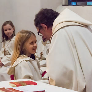 Neue Ministranten in der Pfarre Kirchdorf/KremsAm Christkönigssonntag steht der Gottesdienst in Kirchdorf/Krems ganz im Zeichen der Ministrantinnen und Ministranten. Die beiden Leiter Jakob und Samuel Haijes haben dabei auf kindgerechte Elemente bes