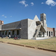 Die Kirche und der Rohbau des Gedenk-Zentrums. © Lederhilger