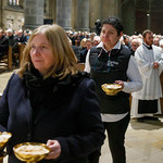 Bei der Gabenbereitung brachten ausgewählte Personen – u. a. Verwandte und Wegbegleiter:innen von Bischof Maximilian Aichern – die Gaben Brot und Wein zum Altar.