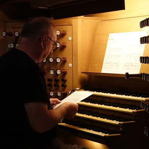 Wolfgang Kreuzhuber an der Rudigierorgel bei „Bitte den Bach!“