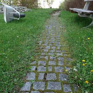 Der Weg hinter der Kirche