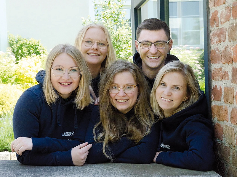 Uns verbindet nicht „nur“ die Freude am gemeinsamen Musizieren, sondern eine tiefe Freundschaft. Die „Wunderkinder“ Anna, Lilli, Eva, Christoph und Johanna (v.l.n.r.) freuen sich auf zahlreichen Besuch bei ihren Saturday-Night-Spirit Gottesdiensten.