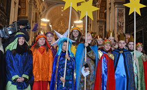 Sternsingerinnen aus Bad Ischl bei Papst Franziskus