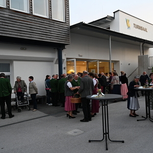 Die Gäste beim gemütlichen Ausklang im Foyer des Mehrzwecksaal Inzersdorf