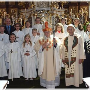 Ministranten mit Bischof Aichern