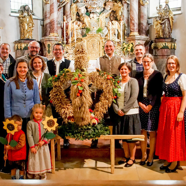 Bäuerinnen und Bauern mit der Erntekrone