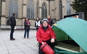 Caritas OÖ-Direktor Franz Kehrer verbrachte als Zeichen der Solidarität mit den Flüchtlingen die Nacht im Zelt auf dem Linzer Domplatz.