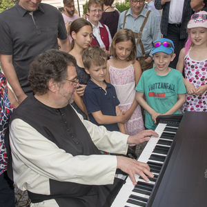 Eine kleine Feier im Rahmen des 60. Geburtstag von Pfarrer P. Severin Kranabitl hat das Leitungsteam der Pfarrgemeinde organisiert.