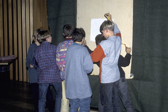 zielen mit Wurfpfeilen / Stephanusrunde Mit spitzen Wurfpfeilen im alten Pfarrsaal ...