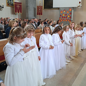 Jede Schüler:in erhält ein geweihtes Kreuz 