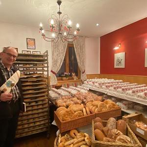 Und da die Menschen nicht in die Kirche kommen durften, kam der Diakon zum Bäcker um das Gebäck für das Weihfleischessen zu segnen.