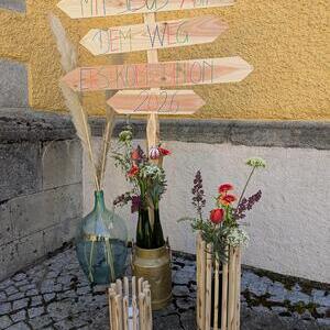 Deko vor der Kirche