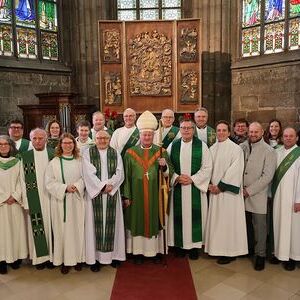 Die Pfarrverantwortlichen mit Bischof Manfred Scheuer und den Seelsorger:innen der Pfarre.