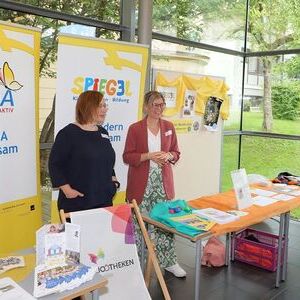 Infotisch KBW - Treffpunkt Bildung und SPIEGEL, Michaela Wagner und Stephanie Millinger