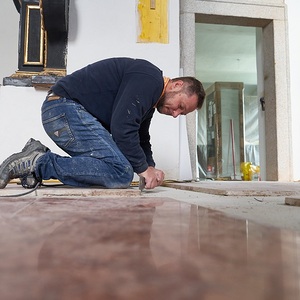 Bodenfliesen verfugen