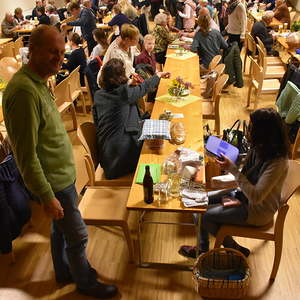 gesegnete Speisen werden verzehrt