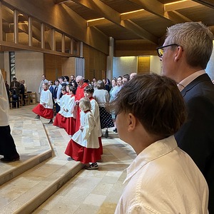 Feierlicher Einzug in die Kirche