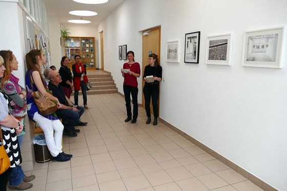 Etliche Interessierte beim Kunstgespräch zur Mittagszeit an der KU Linz.