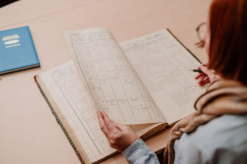 Im Pfarrbüro werden seit Jahrhunderten die Kirchenbücher geführt.
