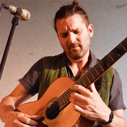 Peter Mayer an der Gitarre