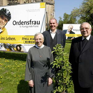 Mit Sr. Kunigunde Fürst bei der Präsentation der Kampagne 'Stell dir vor, Kirche' (2003)