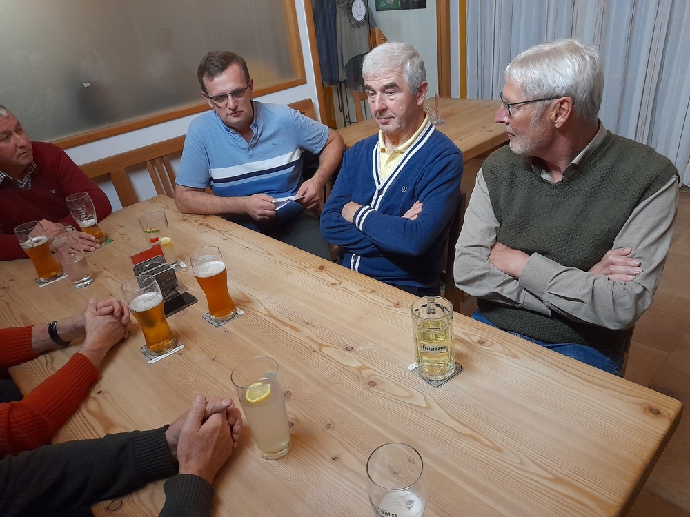 Ein Tisch voller Männer mit Bäckermeister Martin Bräuer