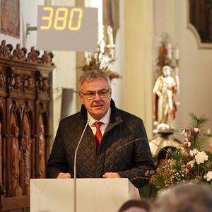 Bezirkshauptmann Christoph Schweitzer hielt eine Festansprache und sagte der neuen Pfarre die Unterstützung durch die Gemeinden zu.