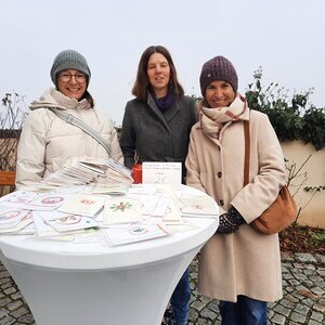 Mitglieder des Ecuador-Arbeitskreises verkaufen Bausteine für das Straßenkinderprojekt