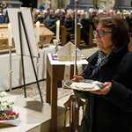 Bei der Gabenbereitung brachten ausgewählte Personen – u. a. Verwandte und Wegbegleiter:innen von Bischof Maximilian Aichern – die Gaben Brot und Wein zum Altar.