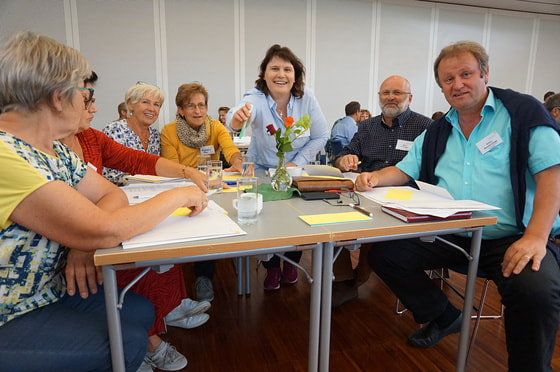 Hauptamtliche und Ehrenamtliche                               