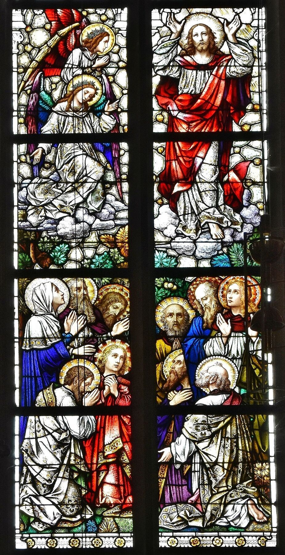 Das Buntfenster in der Pfarrkirche Schwanenstadt zeigt die Szene der Himmelfahrt eingebettet in eine neogotische Architekturrahmung. Es entstand zwischen 1902 und 1907. (Echtantikglas, bleigefasst, Schwarzlotmalerei)