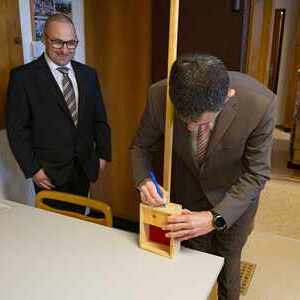 beim Unterschreiben am 'Stecka'