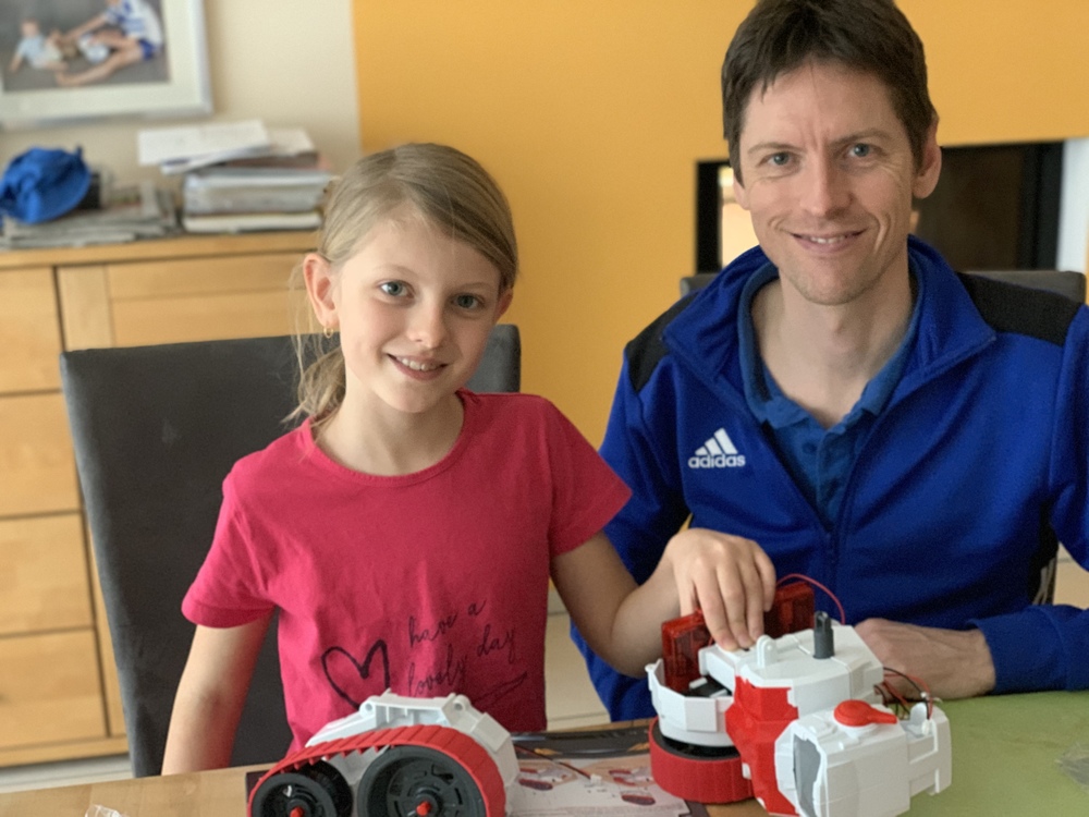 Vater und Tochter beim Roboterbau