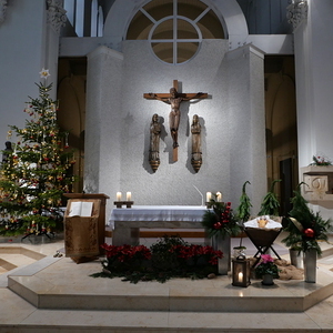 Weihnachtlich geschmückte Kirche in Kleinmünchen