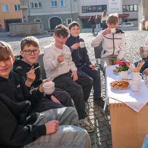 Einladung der Pfarre Kirchdorf an der Krems zu Tee und Gespräch am Kirchenplatz