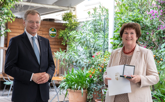 Elisabeth Vogl von der Bibliothek Seewalchen erhält die Verdienstmedaille des Landes